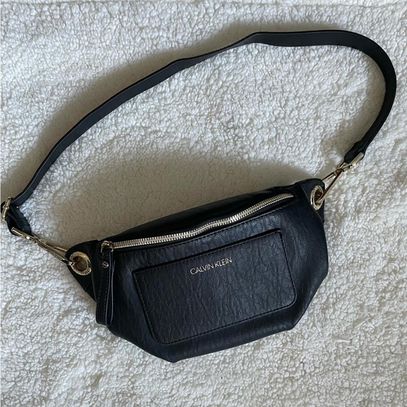 Calvin Klein Black Sling Bag - Picture 1 of 6